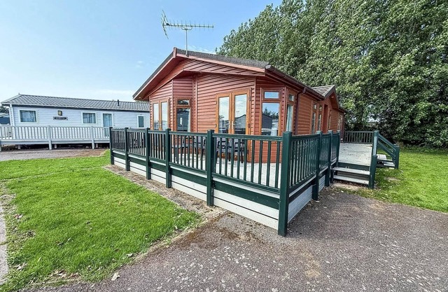 Modern 4 berth lodge with decking at Manor Park in Hunstanton ref 23024W