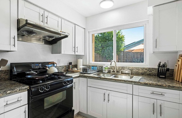 Modern 4B Retreat with Cozy Decor & Spacious Patio