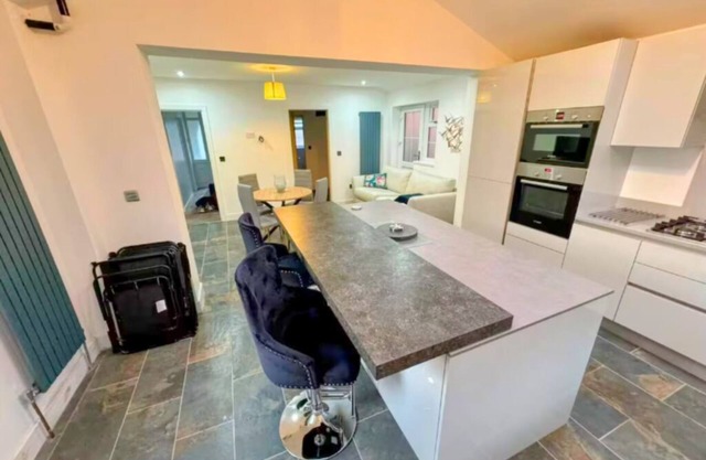 Cosy 4-BR Near JLR Wolverhampton & Transport Links