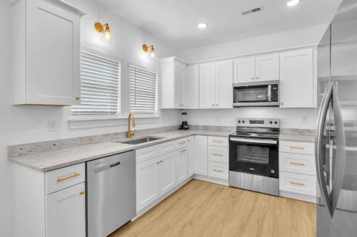 Modern 4BR Steps to Shore