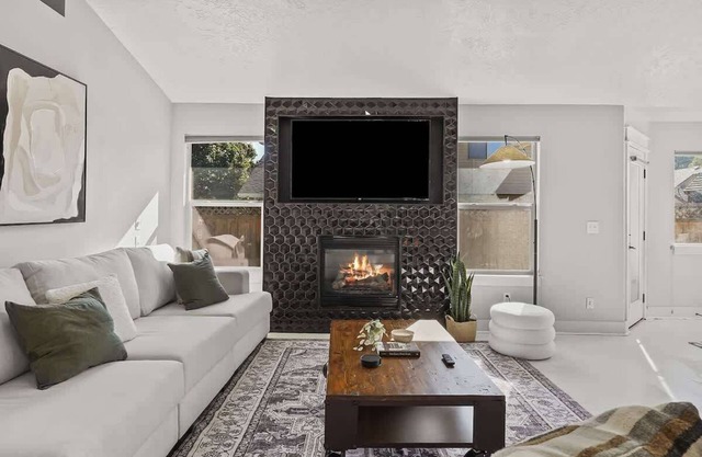 Modern & Classy 4BR Boise Home w/ Jacuzzi tub