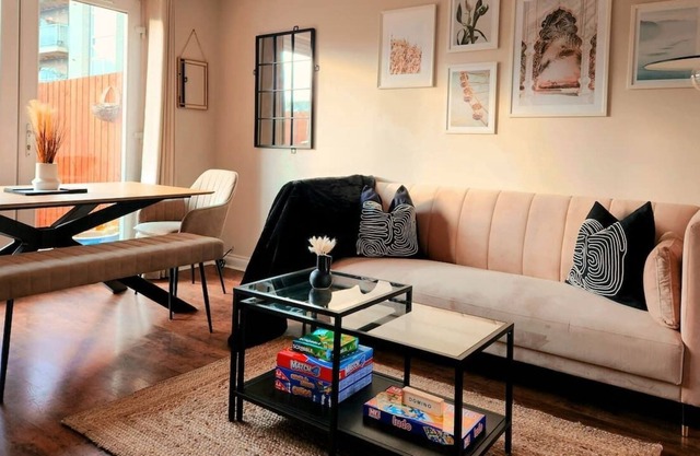 Modern 5 Bedroom Townhouse with Free Parking