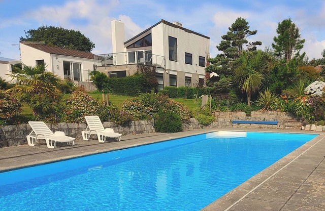 Moderne 5 Chambre Maison, grande piscine privée, jardin privé et vue sur la mer