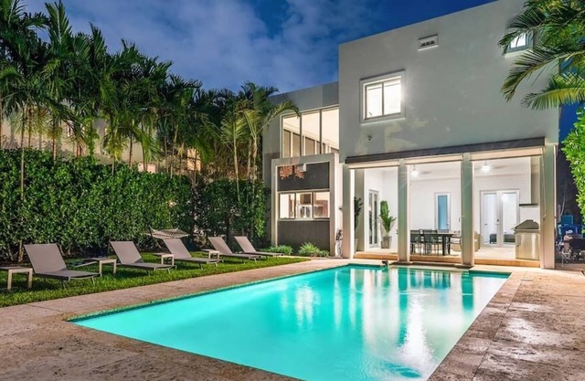 Modern 5 Bedroom Villa with Pool and Game Room !