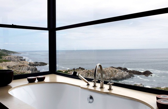 Maison de plage de décorateurs surplombant l'océan Atlantique