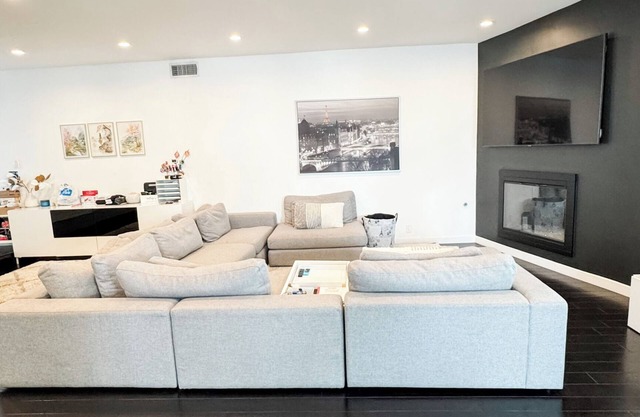 Modern 5bdr House with hot tub 7 min from Universal studios