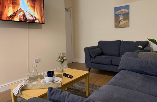 Modern 6-Bed-Groups-Contractors Parking Vans-Cars