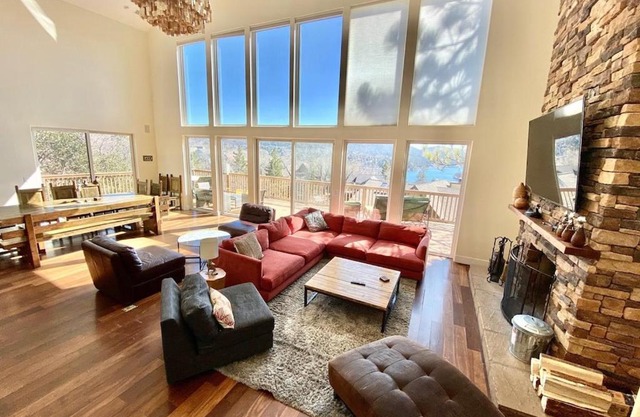 Modern 6 bedroom retreat, stunning lake views, close to village!