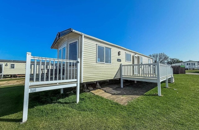 Modern 6 berth caravan with front decking at Manor Park, Hunstanton ref 23015T