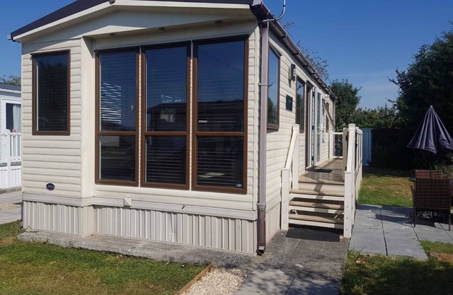 Modern 6 berth caravan close to fishing lakes and beach