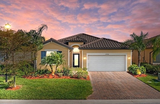 Modern 6-year new single house in mint condition! Fenced yard with a pond view.