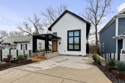 Modern Amenities Downtown - Raleigh Craftsman