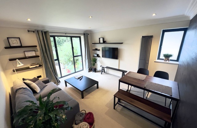 Modern and cozy 2-guest flat with gated parking