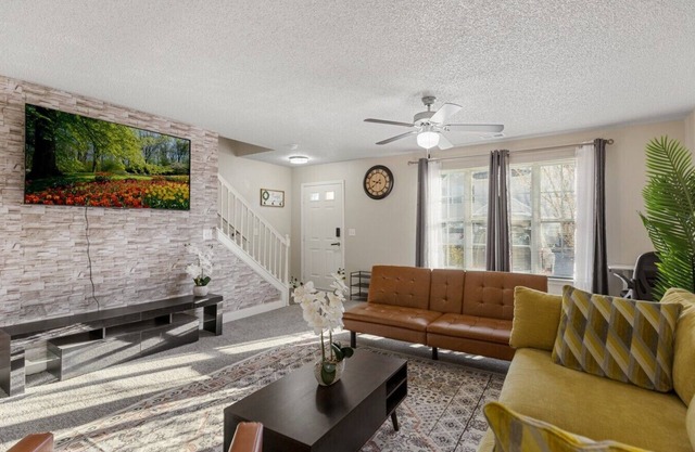 Cozy 3-bedroom townhome in Greenville with WiFi, AC