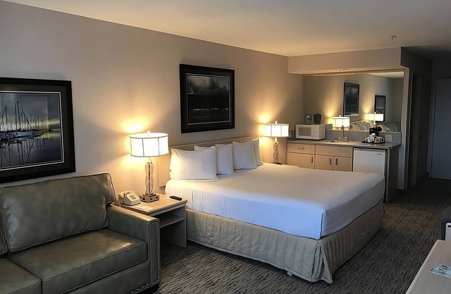 Modern and Comfy Unit, Near Attractions, Pool and Sauna