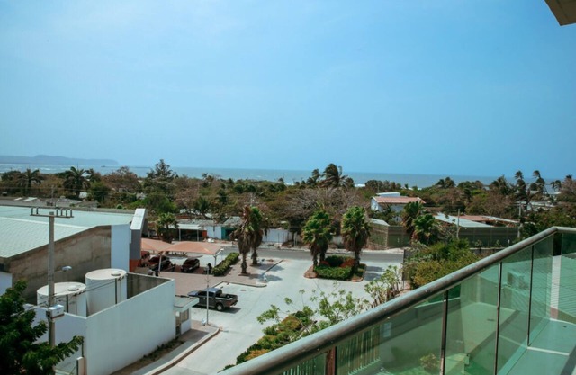 Nouvel appartement moderne et confortable à distance de marche de la plage!