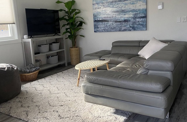 Modern and cozy home near UMD. Dog Friendly!