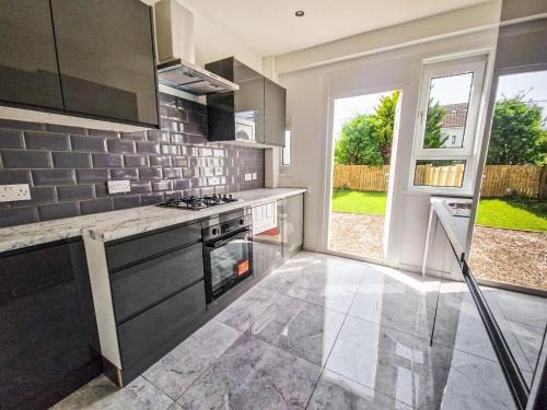 Modern and stylish 3 bedroom 2 bathroom west end house with Free WiFi and parking