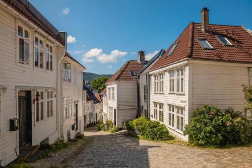 Modern and historic apartment 250m from Bryggen