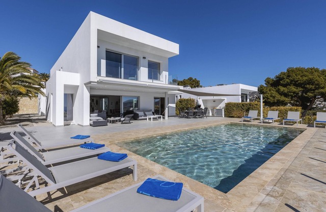 Villa moderne et romantique à Moraira, Costa Blanca, Espagne avec piscine privée pour 4 personnes
