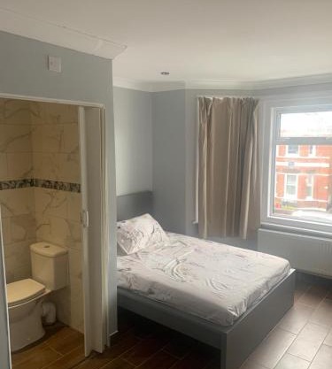 Modern and Sleek Ensuite-Room with Double bed