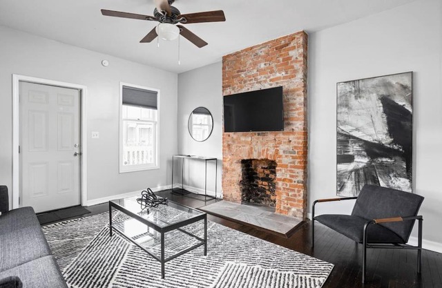 Modern and Spacious Home mins to Downtown