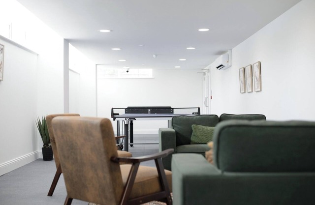 Modern and Stylish 2-Bedroom Flat in Trinity Point
