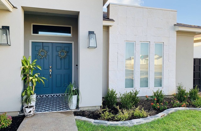 Maison moderne et élégante récemment construite avec 3 chambres, 2 salles de bains et garage double