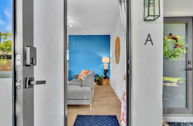 Modern and Stylish 1-bedroom apartment in Oakland Park with WiFi, AC, Washer/Dry