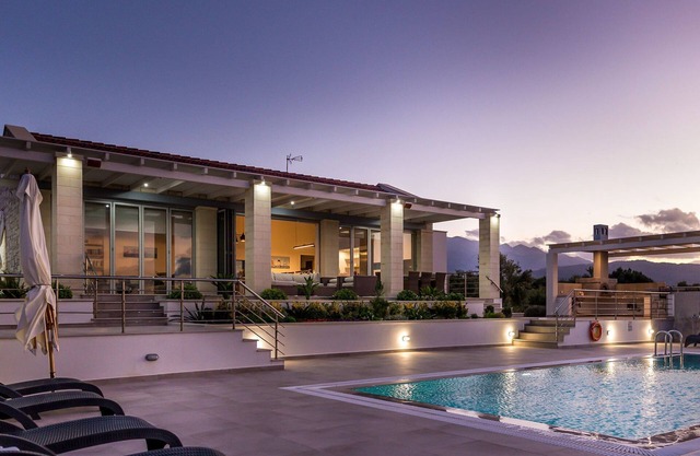 Villa moderne et élégante avec piscine privée et vue spectaculaire sur la mer Égée