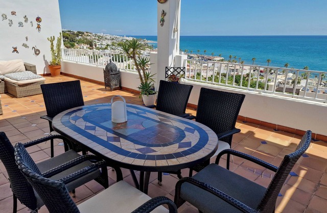 Appartement moderne pour 4 avec vue imprenable sur la mer avec piscine