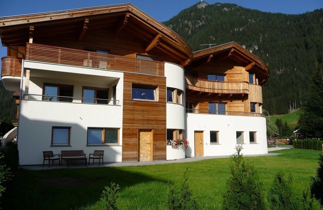 Appartement moderne "Il Mondo di Patty 4" avec jardin, vue sur les montagnes et Wi-Fi