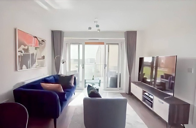 Modern Apartment, close to station. 30 mins from Central London