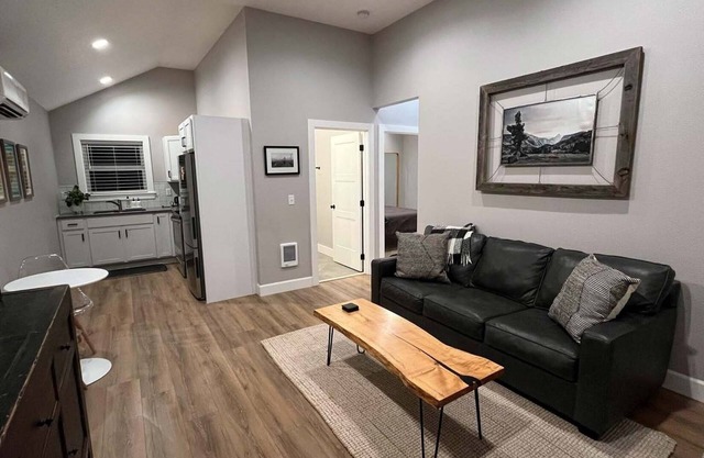 Modern Apartment 2 blocks from Manito Park