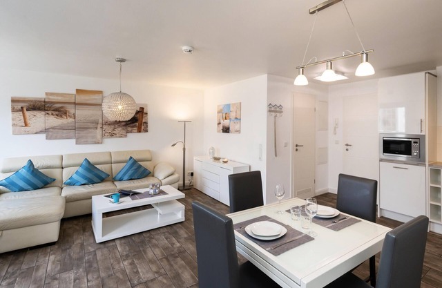 Modern apartment, close to the beach with balcony, parking space, WLAN. Pets allowed.
