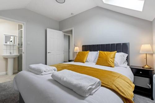 Modern Apartment Free Off Road Parking King Bed Suite 9