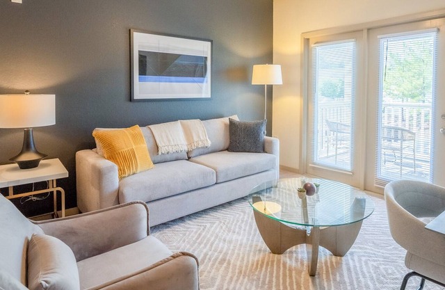 Modern Apartment in Prime Location (ID2727X65)