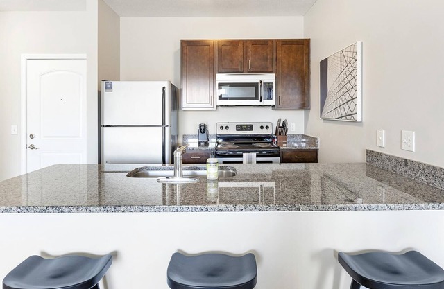 Modern Apartment in Prime Location (ID7866X62)