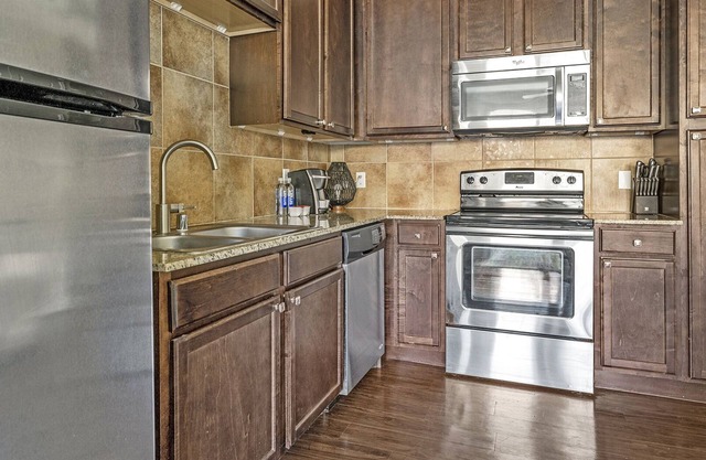 Modern Apartment in Prime Location (ID7815X22)