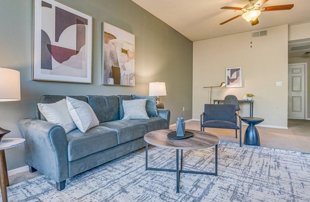Modern Apartment in Prime Location (ID2582X66)