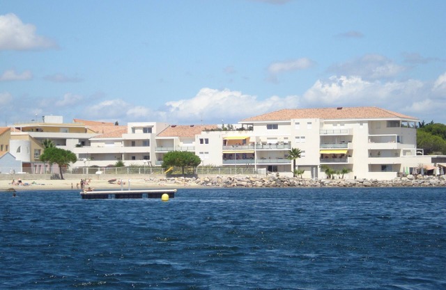 Appartement moderne en bord de plage, vue mer, clim, internet, tel,parking privé