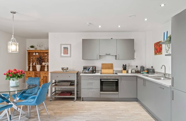 Modern Apartment, Private Parking, Central Taunton