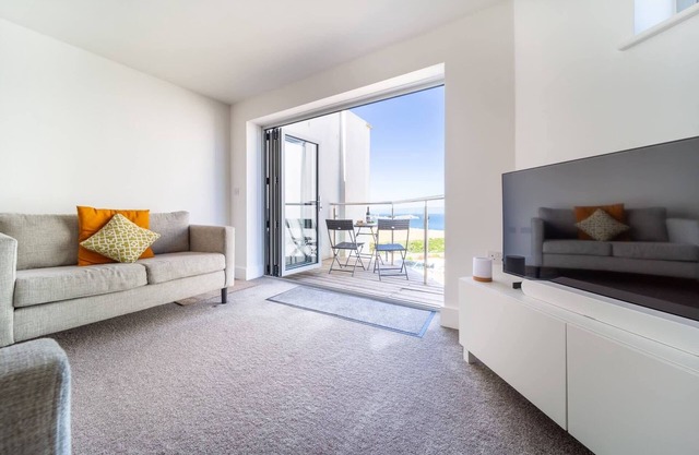 Modern Apartment, Sea Views, Private Parking