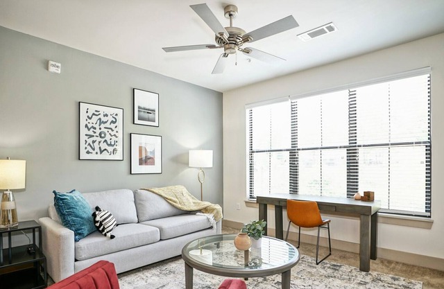 Modern Apartment in Prime Location (ID889)