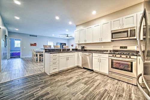 Modern Apartment with Deck 3 Miles to Grass Lake!