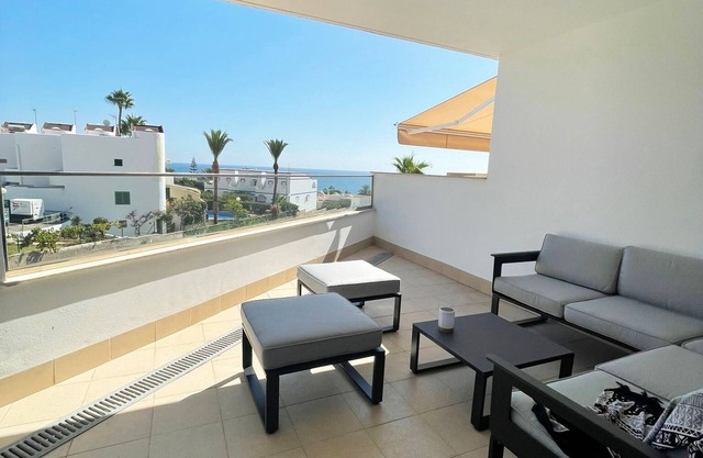 Appartement moderne avec vue sur la mer dans un complex de construction récente.