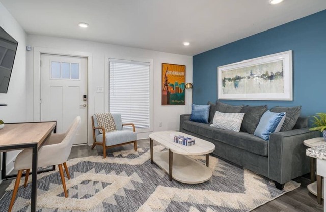 Downtown Skyline view, Pet Friendly