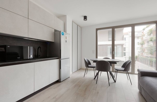 Modern apt with all amenities! Shared pool