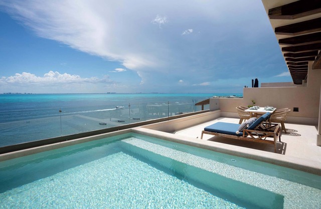 Modern Apt with Private Roof Garden & Pool