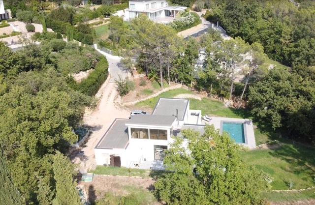Maison d'architecte neuve sur grand terrain arboré au calme